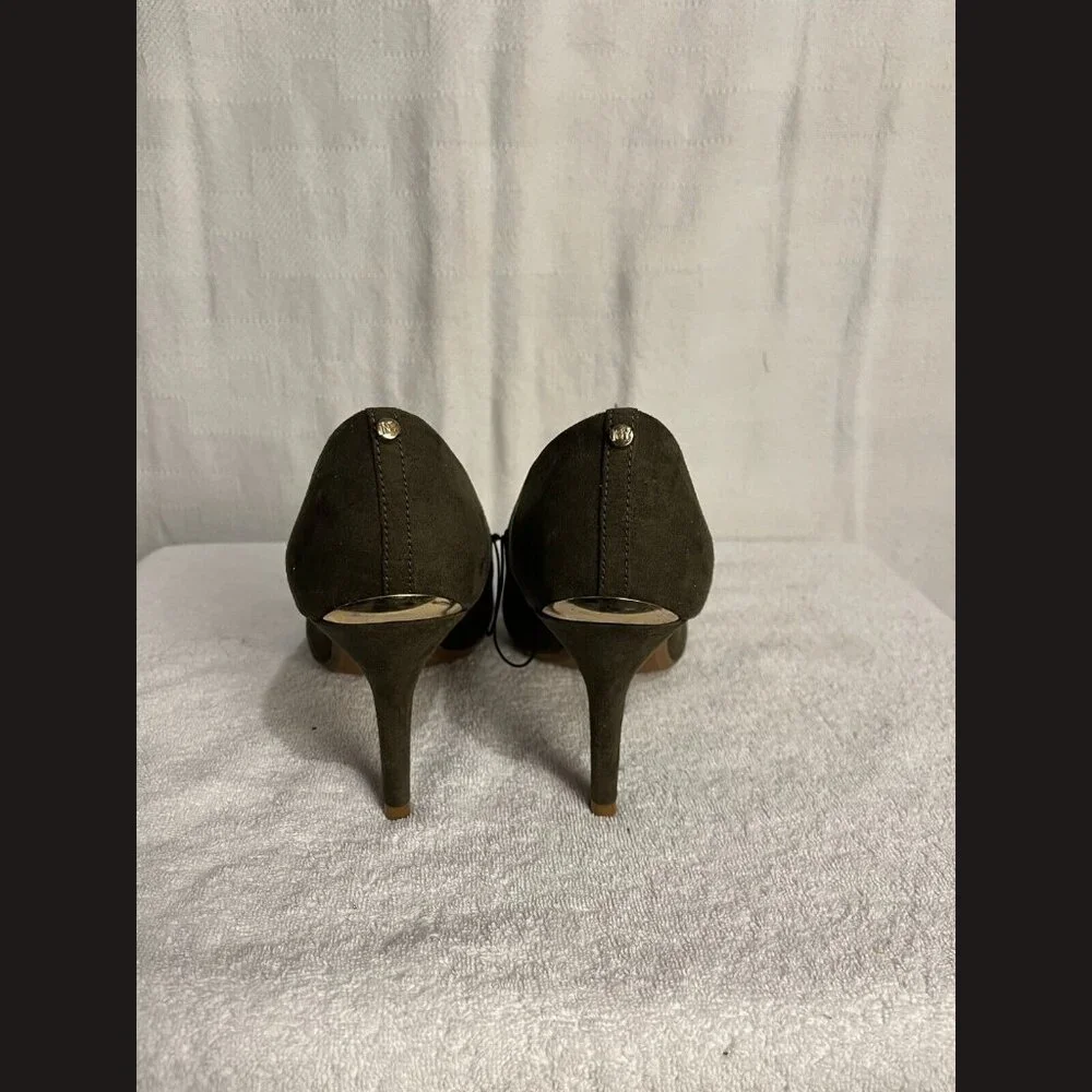 Jones New York green suede‎ heels with silver detal on the back size 8.5